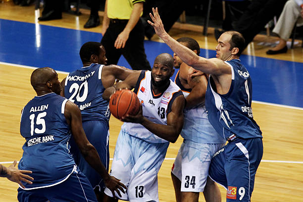 他单刀面对 他单刀面对